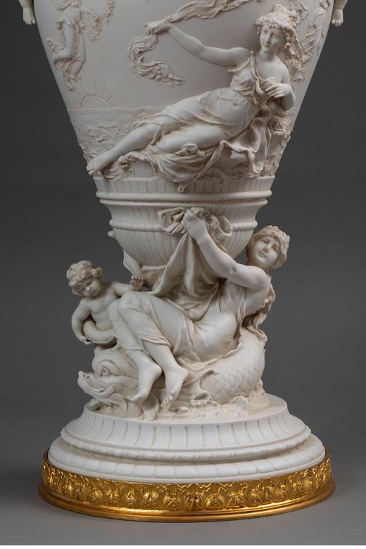 独角鹿西洋古董法国艺术家E. JAMMES签名出品铜鎏金精雕装饰维纳斯与丘比特主题素胎瓷浮雕带盖古董花瓶摆件 商品图5