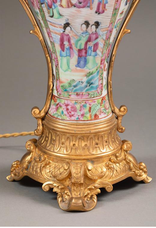 独角鹿西洋古董法国出品古典卷叶纹铜鎏金精雕底座嵌东方花鸟人物主题广彩瓷瓶装饰布面百褶灯罩台灯一对 商品图5