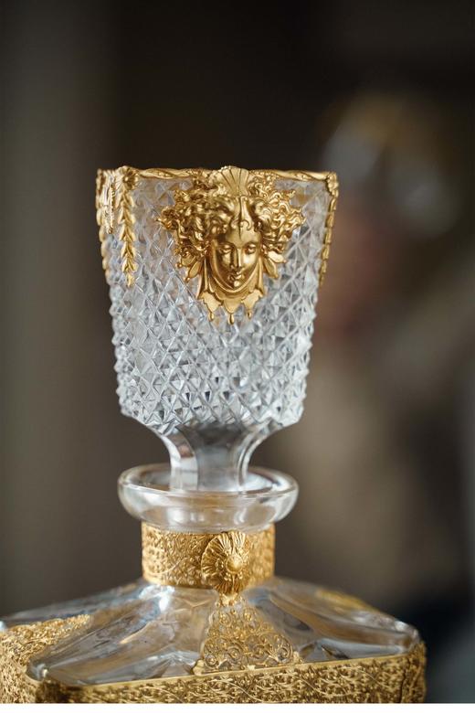 独角鹿西洋古董法国出品繁花卷叶纹铜鎏金精雕镶嵌古典女子肖像主题卡梅奥装饰水晶烈酒瓶 商品图3