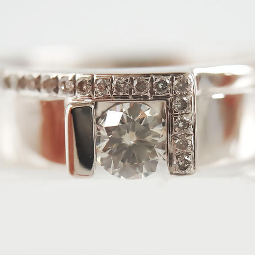 【天然正品】AU750白金简约时尚宽版0.174克拉钻石戒指300825NJS44 现售价：3180 商品图3