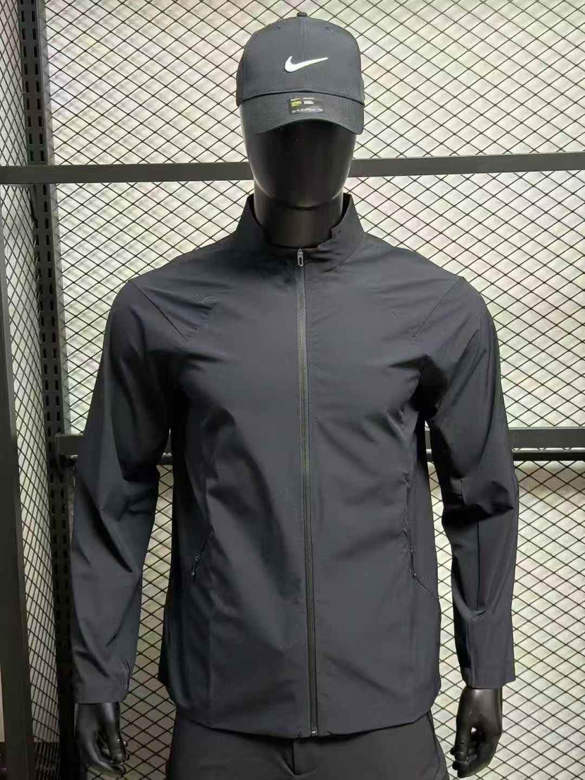 原单正品迪桑特 黑标 TRAINING系列秋季男士梭织上衣|专注运动，亦伴日常
尺码： M L XL XXL XXXL
原价1990