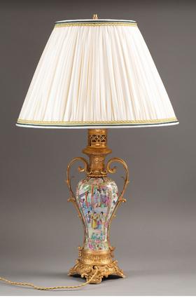 独角鹿西洋古董法国出品古典卷叶纹铜鎏金精雕底座嵌东方花鸟人物主题广彩瓷瓶装饰布面百褶灯罩台灯一对