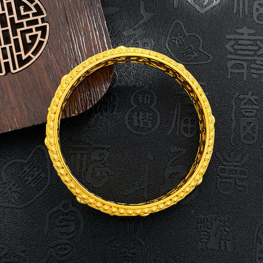 【限时克减150元】足金999.9 #低温珐琅 #复古风 古法镂空花丝蝴蝶结大皇后固口手镯（面宽约8.9-9.3mm）(ANWGFSZ00900-1)预售产品下单后不退款不退货不换货不补差价 商品图2