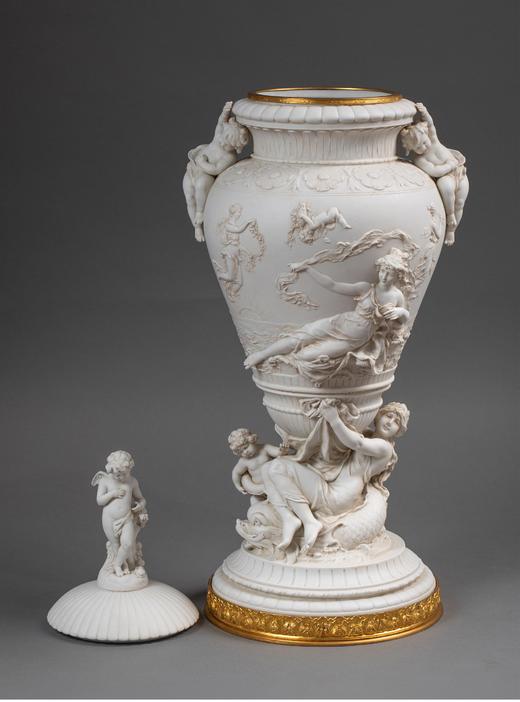 独角鹿西洋古董法国艺术家E. JAMMES签名出品铜鎏金精雕装饰维纳斯与丘比特主题素胎瓷浮雕带盖古董花瓶摆件 商品图1