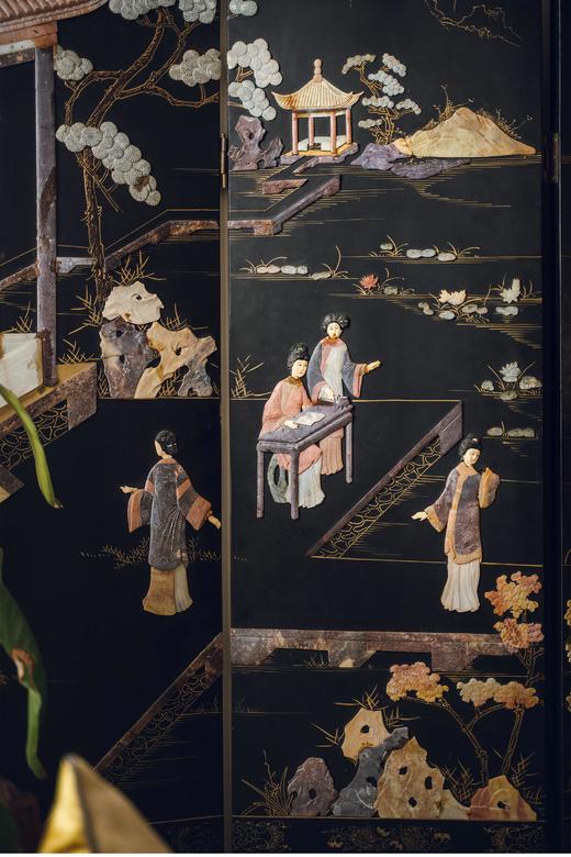 【已售】独角鹿西洋古董20世纪中国出品「庭院仕女」主题黑漆描金装饰寿山石镶嵌双面六曲隔断装饰屏风 商品图4