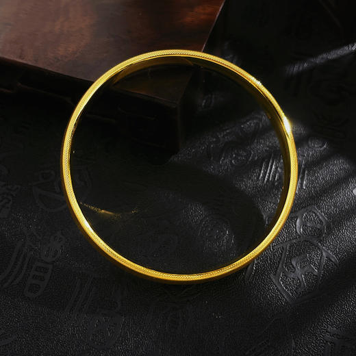 【限时克减150元】足金 无氰5D硬金固口丝绒泥鳅背手镯（面宽约7.5-7.9mm）(AR5DSZ00077-2))预售产品下单后不退款不退货不换货不补差价 商品图2