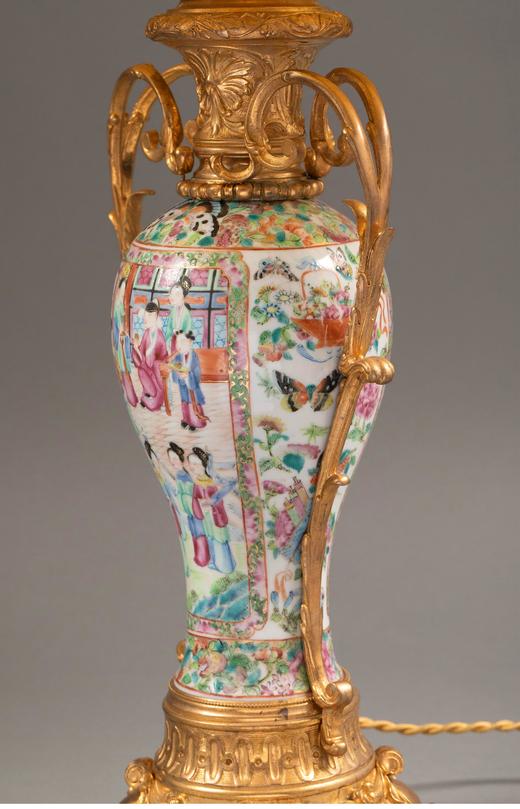 独角鹿西洋古董法国出品古典卷叶纹铜鎏金精雕底座嵌东方花鸟人物主题广彩瓷瓶装饰布面百褶灯罩台灯一对 商品图4