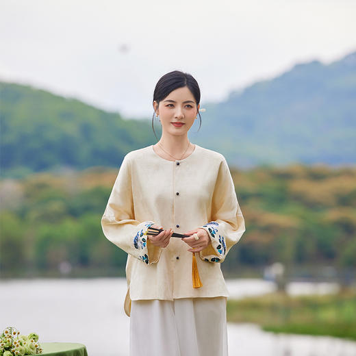 【新中式长袖外套】2025春装新女士复古绣花圆领气质显瘦短款上衣 商品图2