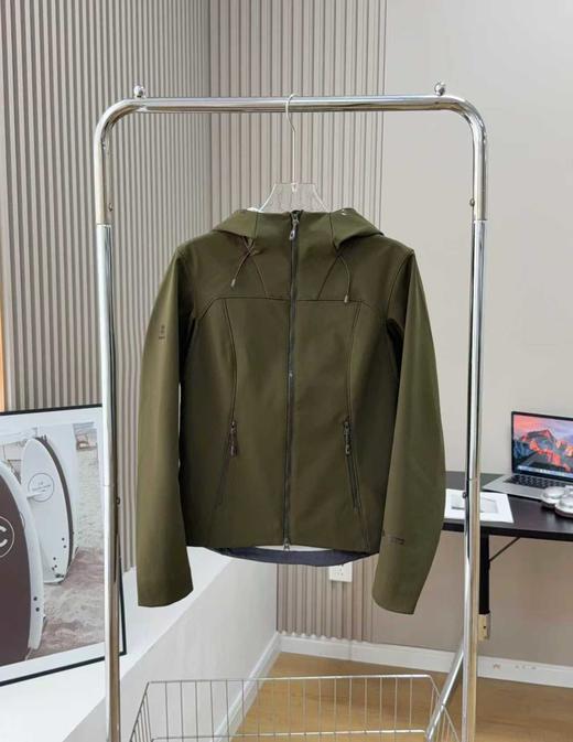 点此购买 凯乐石秋季女士户外活动抗风防泼水轻便耐磨冲锋衣外套 fc 329954 商品图4