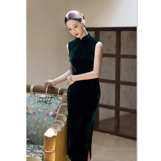 SYK262790 纯绿色丝绒长款无袖半开襟古法旗袍2025秋季新款改良年轻款旗袍裙 商品图3