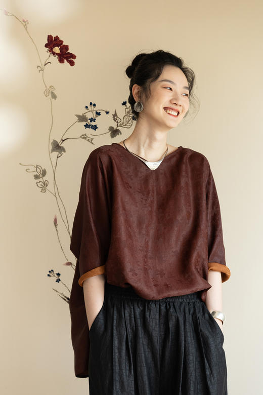 牧衣游原创重磅24姆米提花香云纱套头衫V领气质东方复古上衣 云晓 商品图5