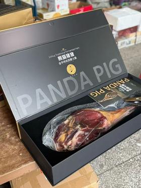 熊猫猪猪®金华两头乌火腿！送礼倍儿有面！给两头乌足够的生长周期，让火腿在时光里慢慢发酵。18个月的等待，只为你咬下时那一声‘果然不负期待’。”