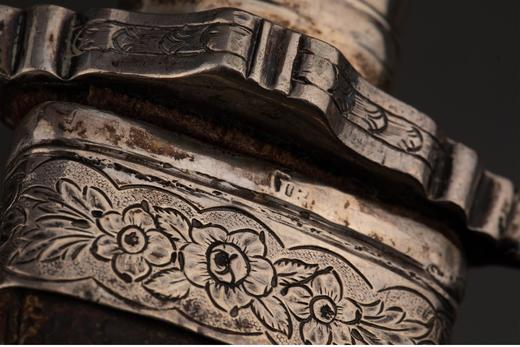 独角鹿西洋古董英国出品皮革刀鞘犬首花卉主题纯银精雕嵌玛瑙刀柄装饰卷叶纹镀金钢制刀刃狩猎弯刀【未开刃】 商品图6