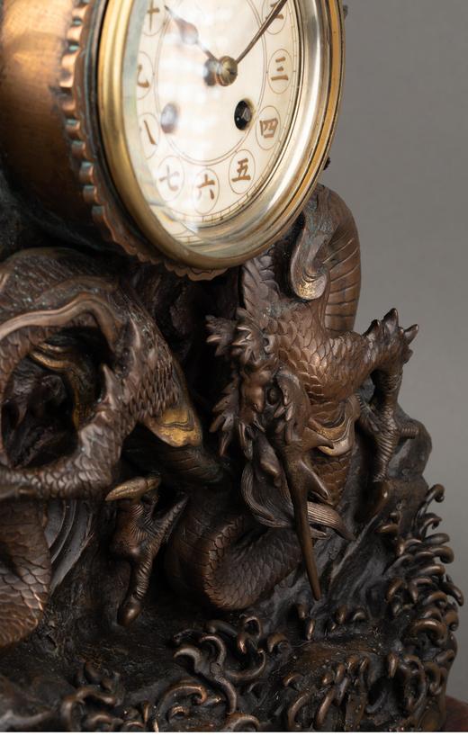 独角鹿西洋古董日本明治时期卷叶纹硬木精雕底座装饰东方盘龙主题镀金铜雕座钟古董钟表 商品图3