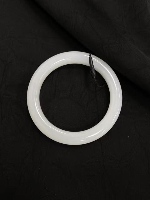 【于田产和田玉95料羊脂手镯】56圈口，45克，出证书，发货1~5天，48小时鉴赏期 商品图0