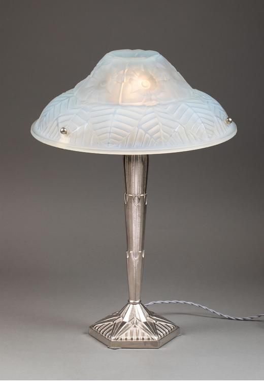 独角鹿西洋古董法国著名灯具品牌Ranc Frères出品装饰艺术风格镀镍青铜灯柱装饰花叶纹乳色灯罩水晶古董台灯艺术摆件 商品图0