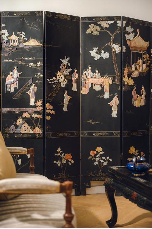 【已售】独角鹿西洋古董20世纪中国出品「庭院仕女」主题黑漆描金装饰寿山石镶嵌双面六曲隔断装饰屏风 商品图2