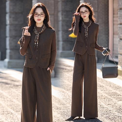 2025年秋季新款优雅大气减龄潮搭配围巾四件套装AQHUI8116 商品图0