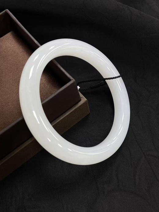 【于田产和田玉95料羊脂手镯】56圈口，45克，出证书，发货1~5天，48小时鉴赏期 商品图1