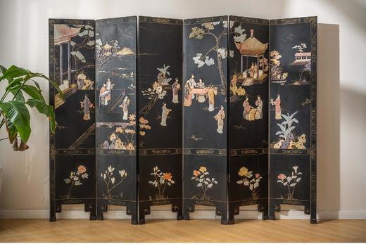 【已售】独角鹿西洋古董20世纪中国出品「庭院仕女」主题黑漆描金装饰寿山石镶嵌双面六曲隔断装饰屏风 商品图1