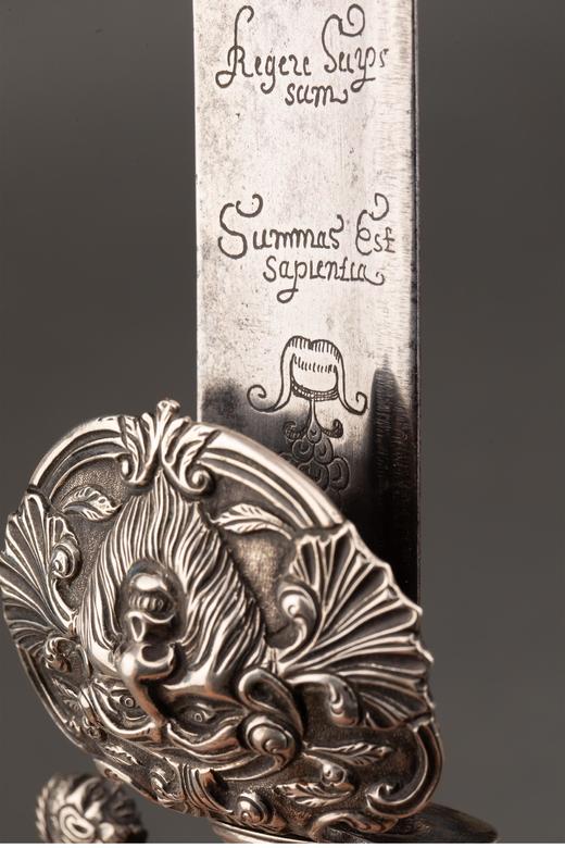 独角鹿西洋古董英国出品皮革刀鞘古典怪面主题纯银精雕刀柄装饰人物及铭文蚀刻钢制刀刃狩猎弯刀[未开刃] 商品图2