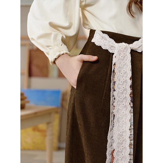 两三事暖尘漫褐2025秋季新款手钩花边口袋绑带雪尼尔阔腿休闲裤女 商品图3