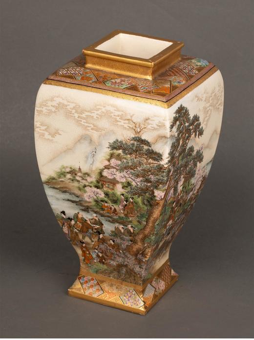 独角鹿西洋古董日本明治时期出品京都陶磁器合資会社岡本亮山款人物游园主题描金彩绘萨摩烧古董花瓶艺术摆件 商品图1