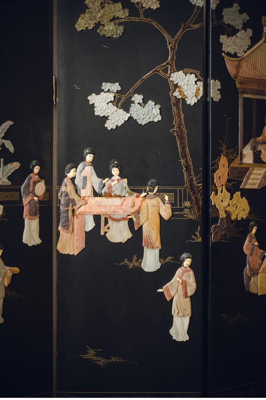 【已售】独角鹿西洋古董20世纪中国出品「庭院仕女」主题黑漆描金装饰寿山石镶嵌双面六曲隔断装饰屏风 商品图3