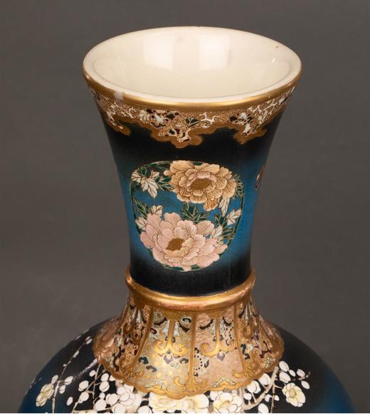 独角鹿西洋古董1900年代日本明治时期出品京都錦光山制款梅花牡丹纹主题蓝地描金彩绘萨摩烧花瓶一对 商品图3