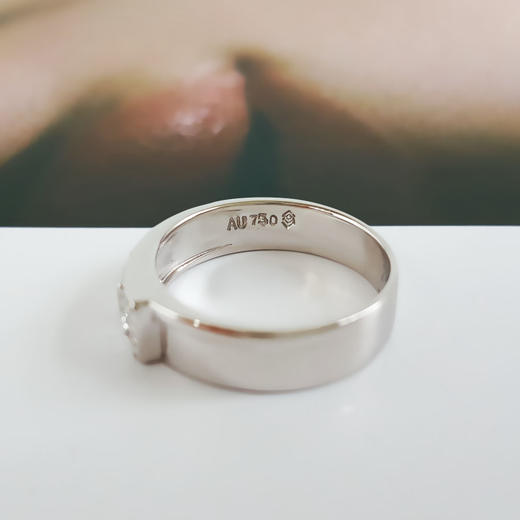 【天然正品】AU750白金简约时尚宽版0.174克拉钻石戒指300825NJS44 现售价：3180 商品图7