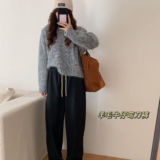 下单3-5天发货！K.HIP 羊毛牛仔弯刀裤 秋冬新品450g高克重，高品质羊毛面料，柔软舒适又保暖，挺括有型，微弯刀的裤型设计显腿长，各种身材轻松驾驭； 商品图7