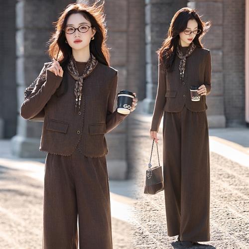 2025年秋季新款优雅大气减龄潮搭配围巾四件套装AQHUI8116 商品图3