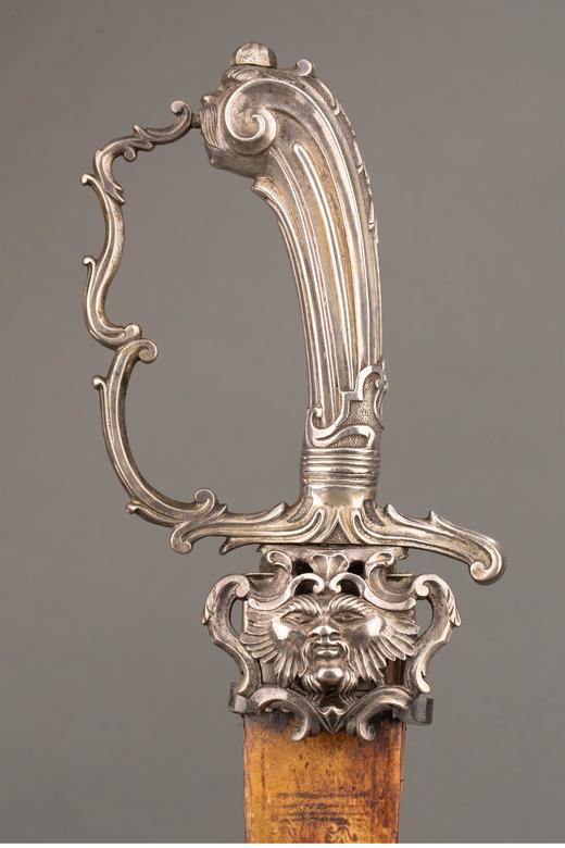 欧洲回流 荷兰出品羊皮纸木芯剑鞘洛可可风格卷叶人面主题纯银精雕刀柄装饰钢制刀刃狩猎弯刀[未开刃] 商品图1