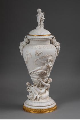 独角鹿西洋古董法国艺术家E. JAMMES签名出品铜鎏金精雕装饰维纳斯与丘比特主题素胎瓷浮雕带盖古董花瓶摆件