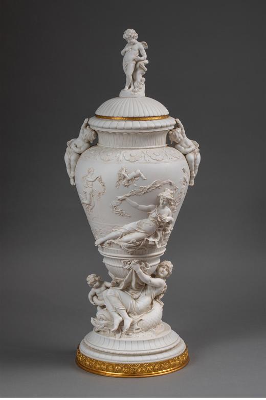 独角鹿西洋古董法国艺术家E. JAMMES签名出品铜鎏金精雕装饰维纳斯与丘比特主题素胎瓷浮雕带盖古董花瓶摆件 商品图0