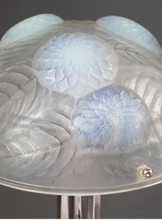 独角鹿西洋古董法国顶级水晶工坊莱俪LALIQUE设计出品镀镍青铜灯柱装饰「Dahlias 大丽花」主题乳色灯罩水晶古董台灯艺术摆件 商品图3
