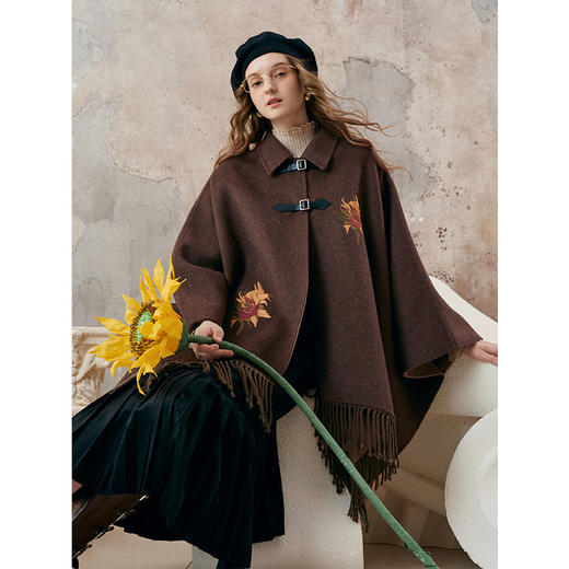 【暖冬内购】两三事梵高文艺摩卡香气2025秋冬款绣花流苏下摆斗篷羊毛呢外套女 商品图1