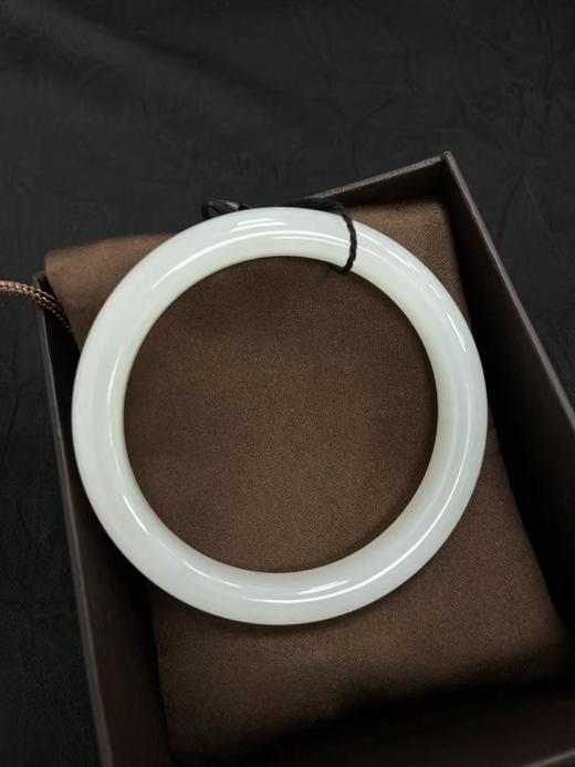 【于田产和田玉95料羊脂手镯】54圈口，33克，出证书，发货1~5天，48小时鉴赏期 商品图2