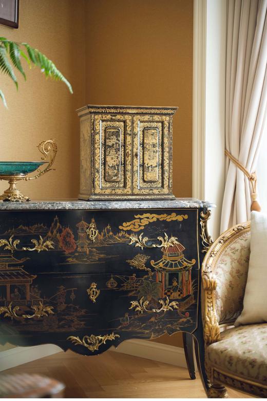 【已售】独角鹿西洋古董国清代东方花叶龙纹装饰园邸人物主题黑漆描金双开门收纳柜古董家具 商品图0