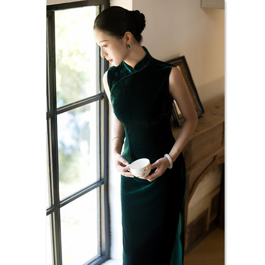 SYK262790 纯绿色丝绒长款无袖半开襟古法旗袍2025秋季新款改良年轻款旗袍裙 商品图1