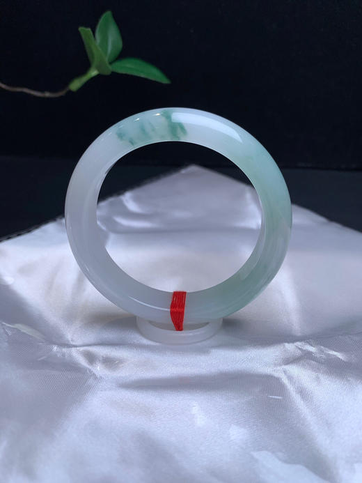 620737，52.6 飘花正圈手镯，11.9-8.8mm，牛奶白飘花镯子，腕间的山水。每一次转动手腕，犹如一抹游走的山水诗话 商品图0