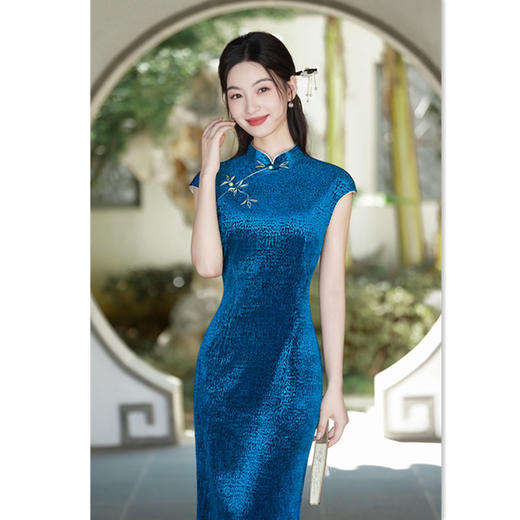 SKY 282219改良新中式长款宝蓝坎肩袖旗袍 商品图3