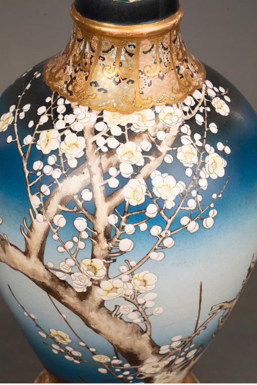 独角鹿西洋古董1900年代日本明治时期出品京都錦光山制款梅花牡丹纹主题蓝地描金彩绘萨摩烧花瓶一对 商品图4