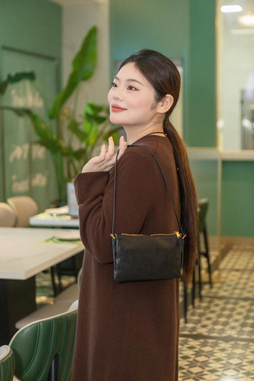 一周内发货👜【羊皮真皮小包】手机包、腋下包、手提包、斜挎包...秋冬法棍包，它小巧轻便，正好放下手机、纸巾、钥匙和卡片——日常出门的必备品一样不落，但也懂得给自己的容量做减法，不贪多，不赘余。 商品图1