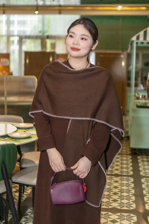 一周内发货【羊毛混纺披肩 2用】🌿 一件披肩的温柔，是懂得女人的温度。垂顺不厚重，秋冬可外搭，妥帖地护住脖颈~面料:45支羊毛混纺 成分:52.8%聚酯纤维22.4%锦纶21.1%腈纶3.7%绵羊毛 商品图10