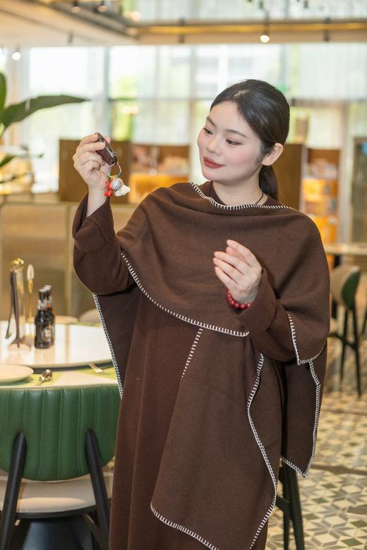 一周内发货【羊毛混纺披肩 2用】🌿 一件披肩的温柔，是懂得女人的温度。垂顺不厚重，秋冬可外搭，妥帖地护住脖颈~面料:45支羊毛混纺 成分:52.8%聚酯纤维22.4%锦纶21.1%腈纶3.7%绵羊毛 商品图0