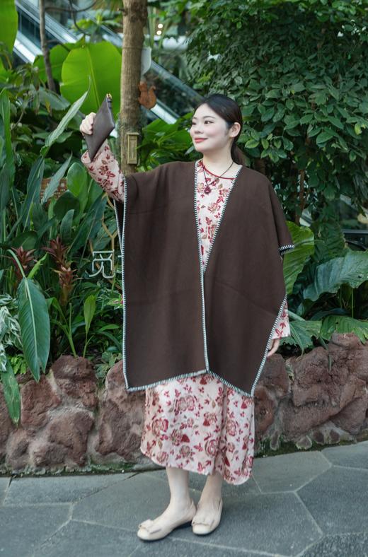 一周内发货【羊毛混纺披肩 2用】🌿 一件披肩的温柔，是懂得女人的温度。垂顺不厚重，秋冬可外搭，妥帖地护住脖颈~面料:45支羊毛混纺 成分:52.8%聚酯纤维22.4%锦纶21.1%腈纶3.7%绵羊毛 商品图12