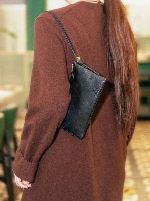 一周内发货👜【羊皮真皮小包】手机包、腋下包、手提包、斜挎包...秋冬法棍包，它小巧轻便，正好放下手机、纸巾、钥匙和卡片——日常出门的必备品一样不落，但也懂得给自己的容量做减法，不贪多，不赘余。 商品图0