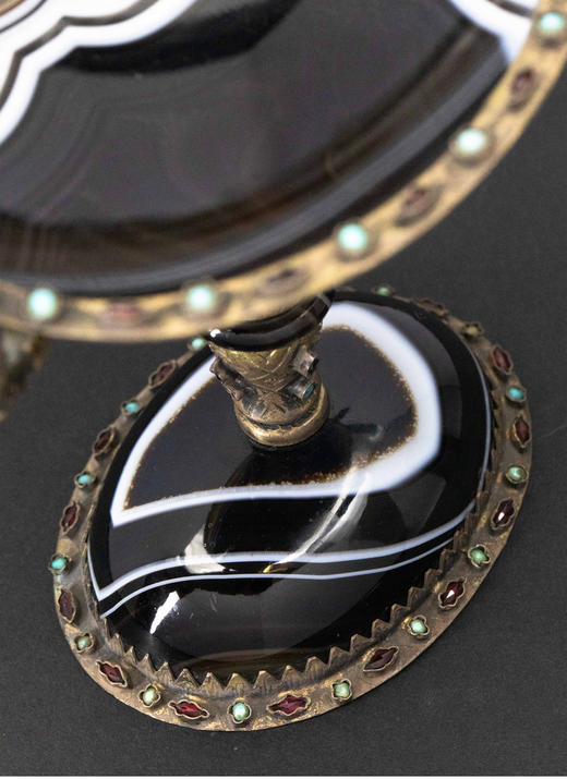 独角鹿西洋古董欧洲出品新文艺复兴风格铜鎏金精雕装饰玛瑙嵌绿松石及红宝石双耳高足杯 商品图3