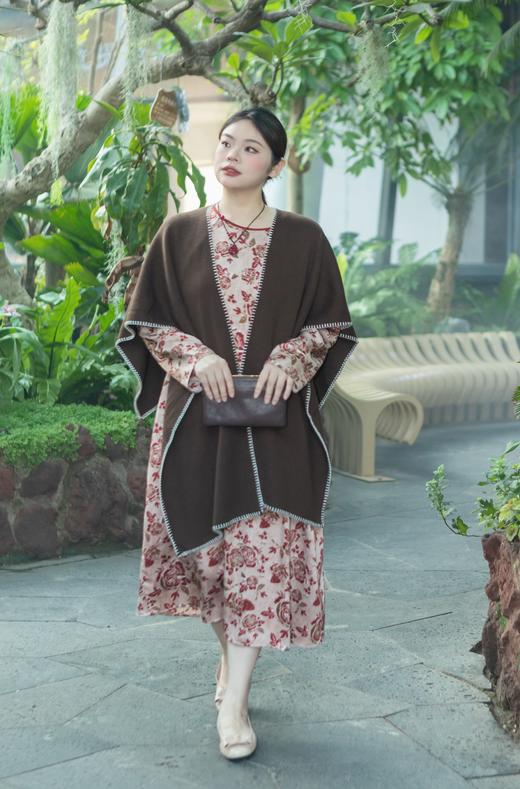 一周内发货【羊毛混纺披肩 2用】🌿 一件披肩的温柔，是懂得女人的温度。垂顺不厚重，秋冬可外搭，妥帖地护住脖颈~面料:45支羊毛混纺 成分:52.8%聚酯纤维22.4%锦纶21.1%腈纶3.7%绵羊毛 商品图13
